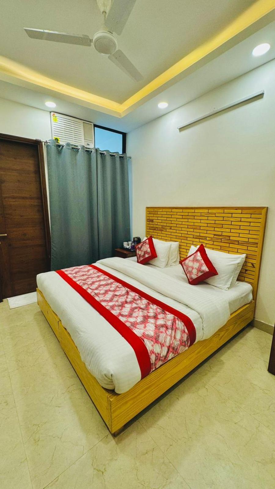 Hotel Ashram View Just 10 Minute Away Form Nizamuddin Railway Station New Delhi